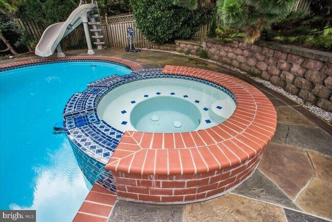 Building Photo - 9917 Kendale Rd