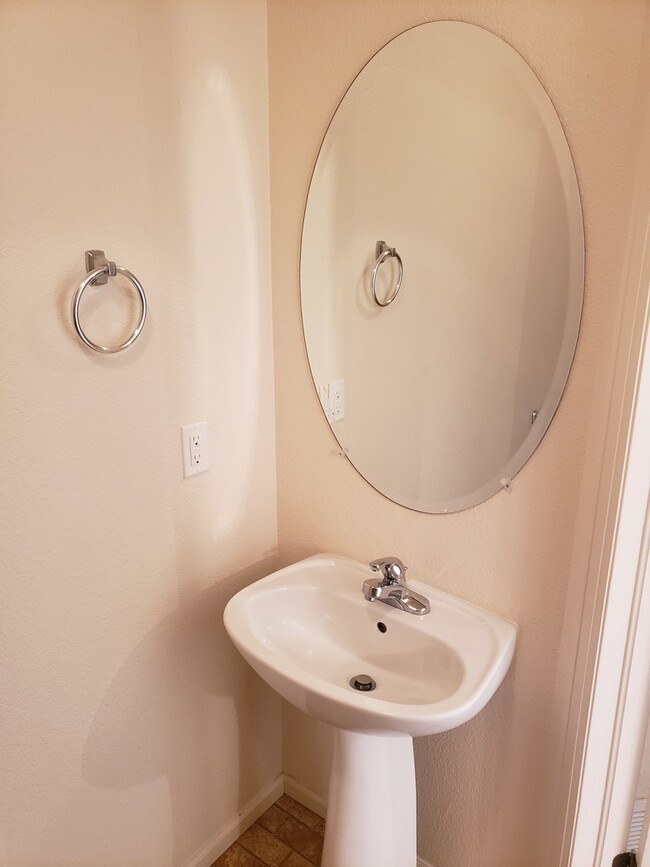 Building Photo - Great looking 2 bed 1.5 bath townhouse nea...