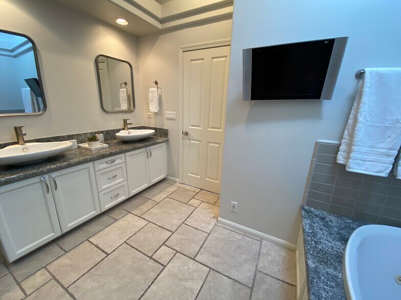 Master Bathroom - 6483 Zuma View Pl