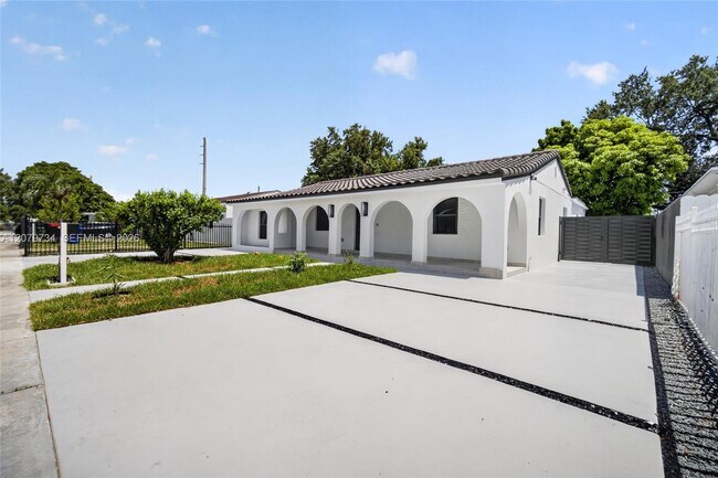 Building Photo - 1011 NW 30th Ct