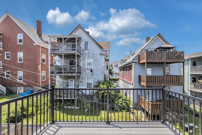 Building Photo - 31 Woodlawn St