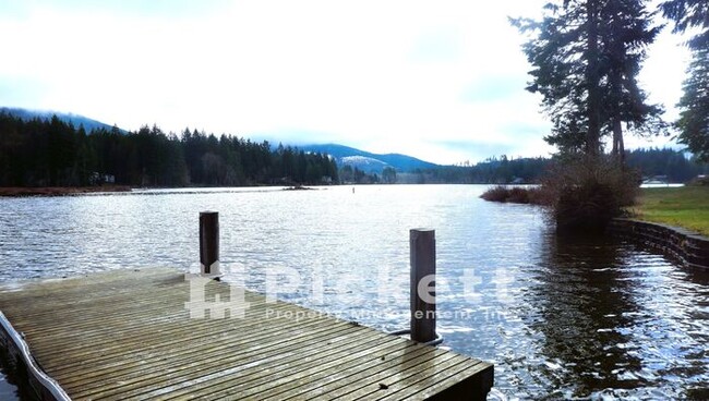 Building Photo - 3 Bedroom Lake Front Home on Lake Tahuyeh