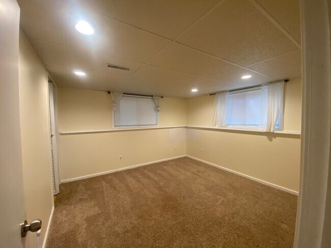 Building Photo - Secluded 4 bedrooms 3 baths with 2 car garage and fenced in yard in the town of Rutland for rent!