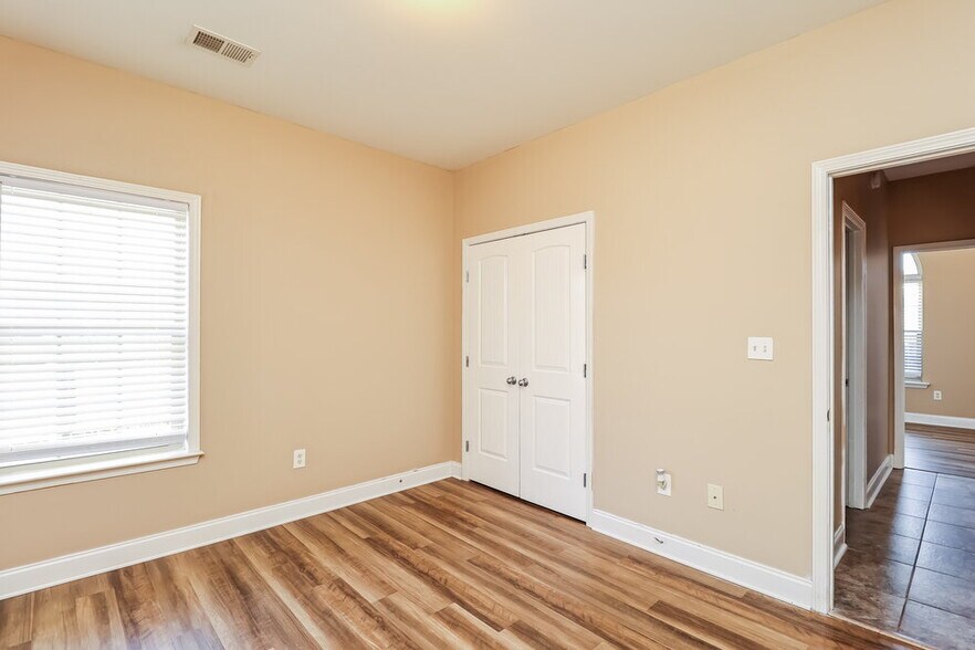 Building Photo - 2045 Highview Way