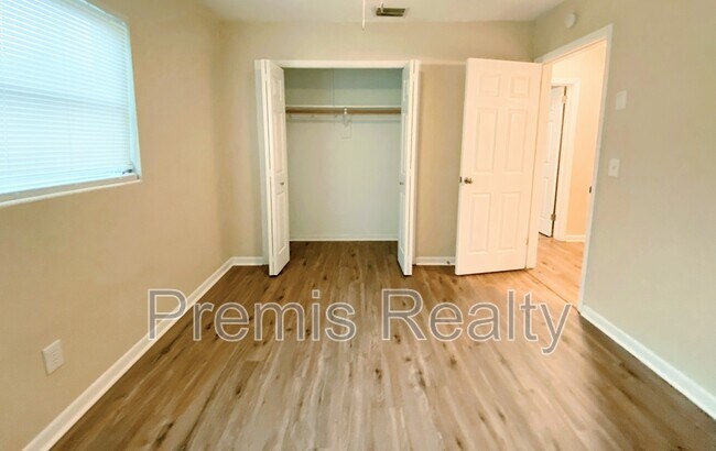 Building Photo - 1121 Mary Jane Ln
