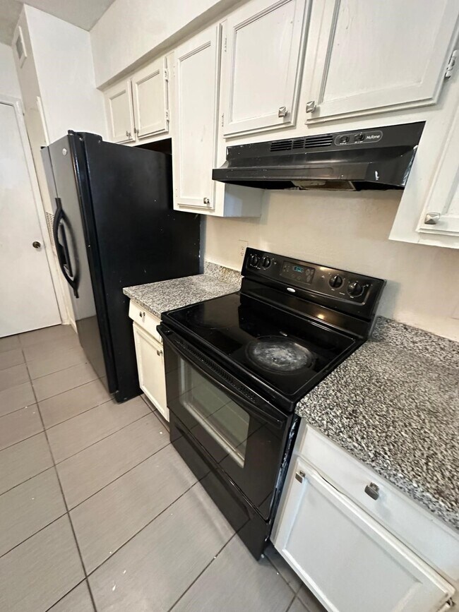 Building Photo - 9797 Leawood Blvd