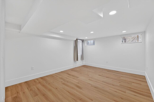 Building Photo - Platt Park Classic! 4 Beds, 2 Bath - Fully remodeled! Don't miss out on this one!