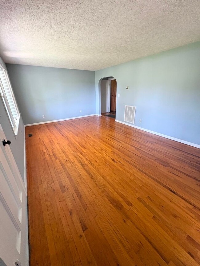 Building Photo - Clean Cozy Home!