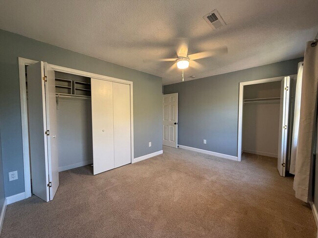 Building Photo - 2 Bedroom 1.5 Bath Townhome located in Greeneville, TN