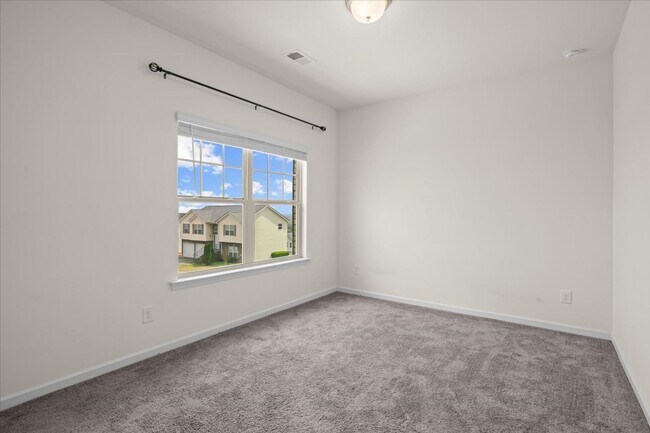 Building Photo - 1407 Red Hill Dr