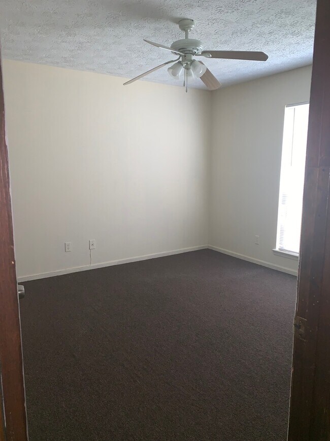 Building Photo - 929 Live Oak Dr