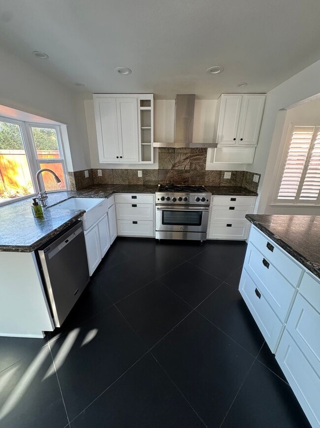 Building Photo - Comfort and Community in Thousand Oaks