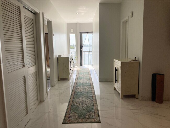 Building Photo - 7845 NE Bayshore Ct
