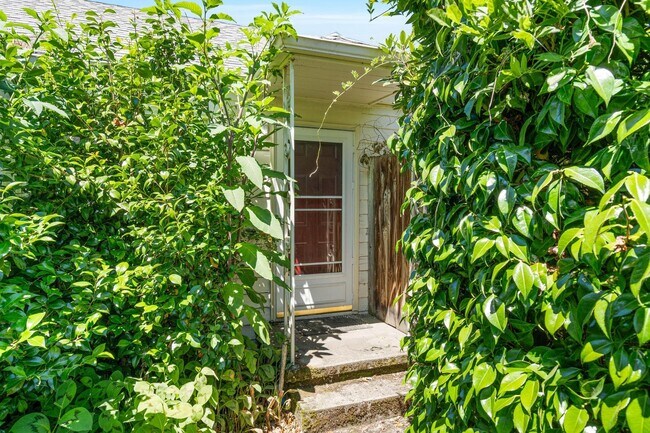 Building Photo - $300 off first month! Beautifully remodeled 1-bdrm/1-bath in 7-plex—Off-street parking, shared la...