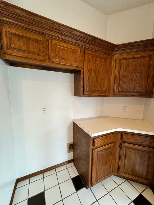 Building Photo - 3 bed plus flex room, 2 and 1/2 baths 2 ca...