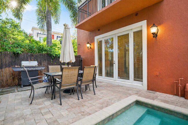 Building Photo - 1705 NE 11th St