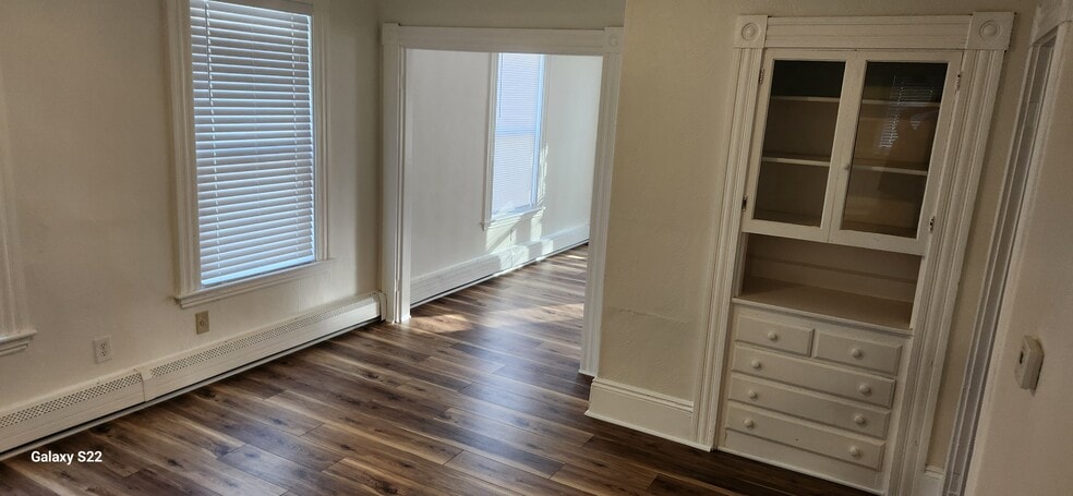 Dining room - 72 S Central St