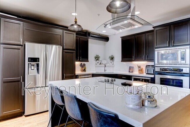 Building Photo - 1005 S Shepherd Dr