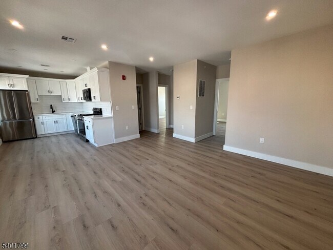 Building Photo - 136 Elm St