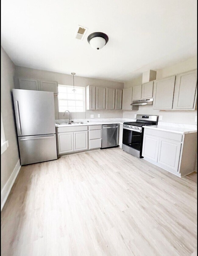 Building Photo - Updated 3 bedroom, 1 bathroom home close to Downtown Columbia