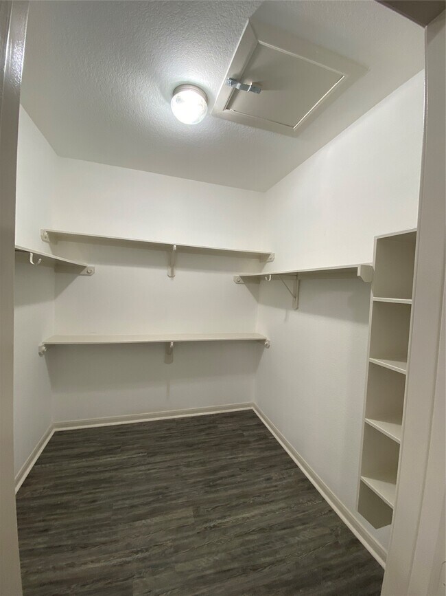 Building Photo - 4903 Summer Ridge Dr