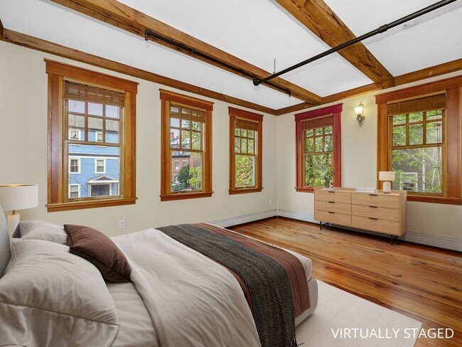 Building Photo - 253 River St