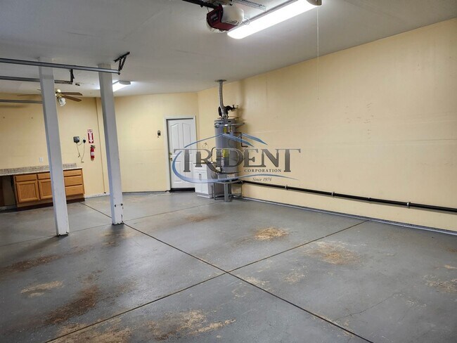 Building Photo - 4 bedroom 3 bath near schools and parks