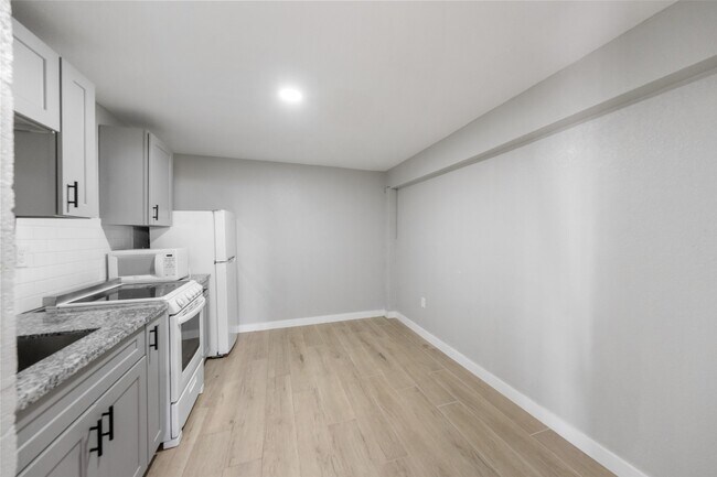 Building Photo - 213 Caplin St