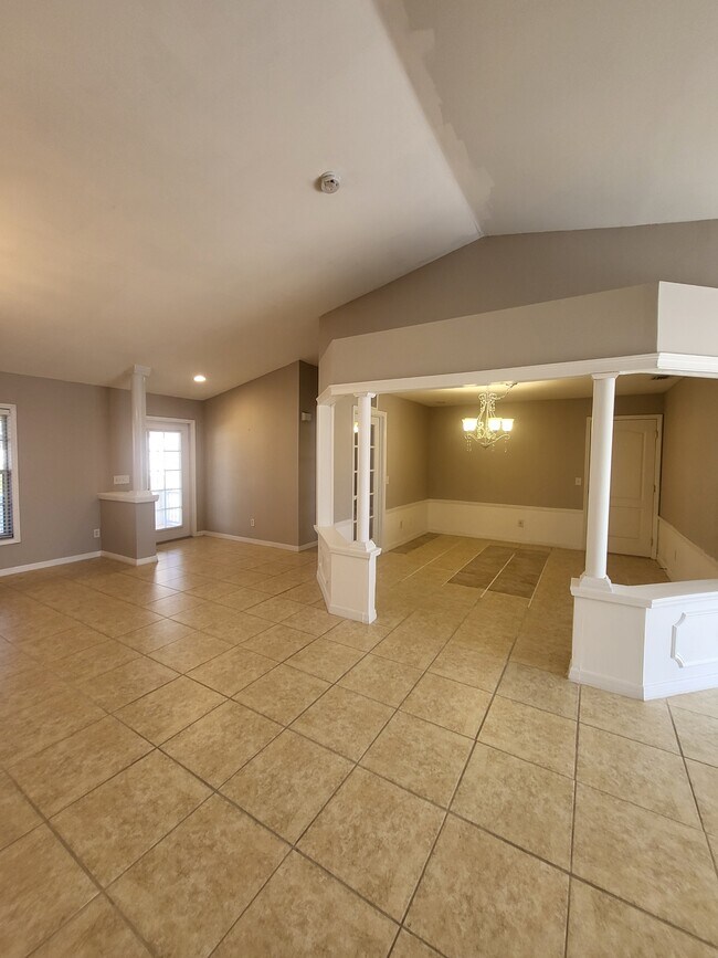 Building Photo - 1008 NW 12th Terrace