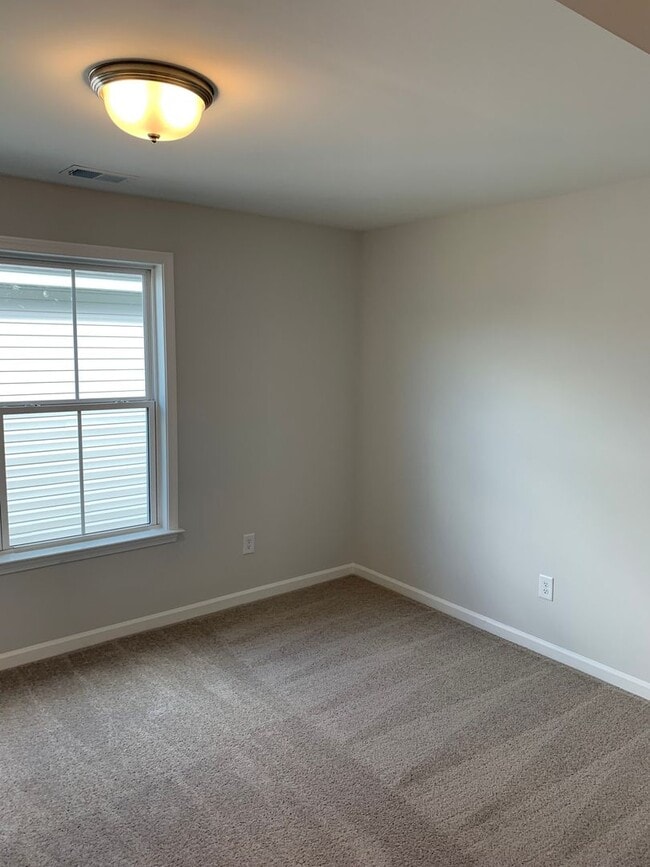 Building Photo - Modern Living in Windsor Hill