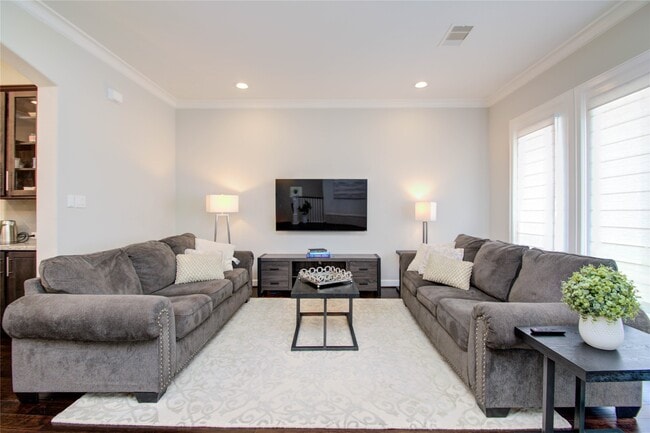 Building Photo - 2015 Royal Landing Dr