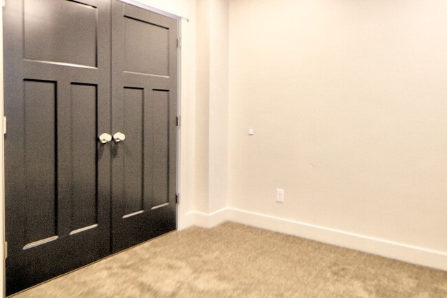 Building Photo - 67 E 500 S