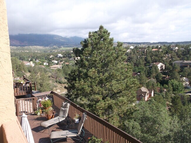 Building Photo - Beautiful Townhome in Colorado Springs