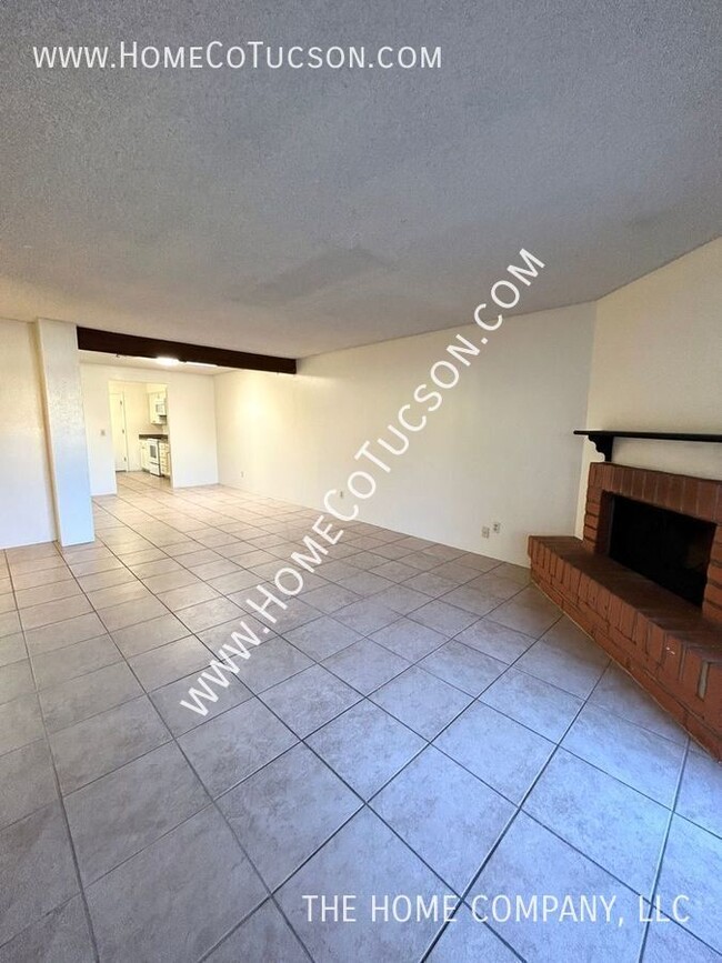 Building Photo - 5215 E Bermuda St