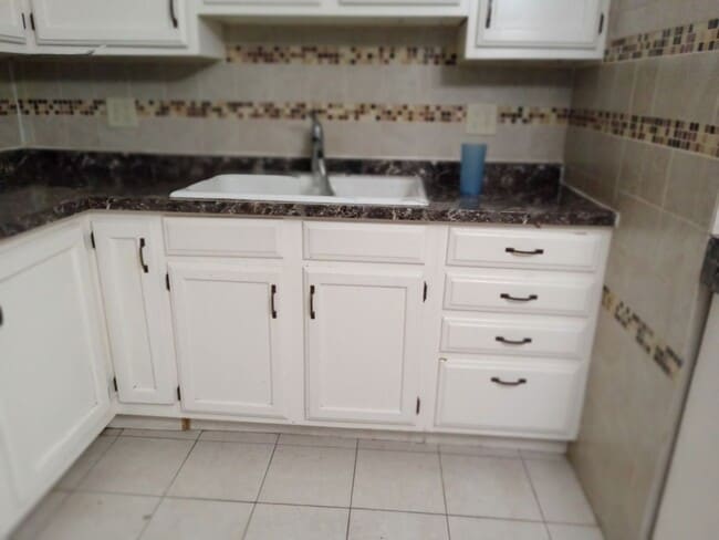 Building Photo - Charming 3-Bedroom Property in Prime Location