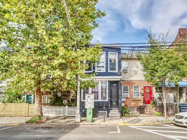 Building Photo - 204 19th St