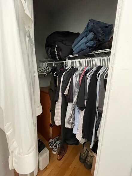 Building Photo - 1441 W Berteau Ave