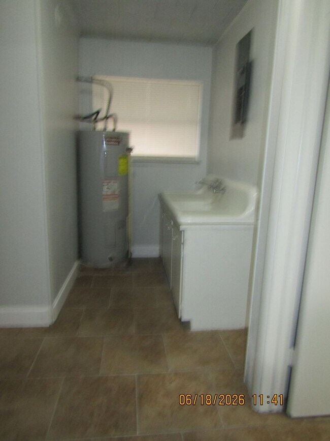 Building Photo - Freshly Painted/New Flooring home located closed to downtown Lawton/Ft. Sill