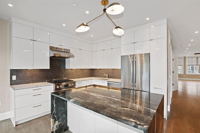 Building Photo - 16 Bright St