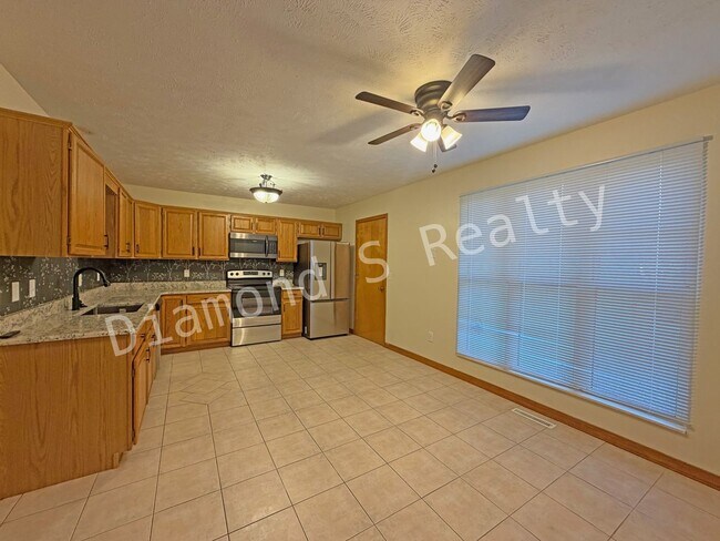 Building Photo - Charming 3 Bedroom in Desirable South Neig...