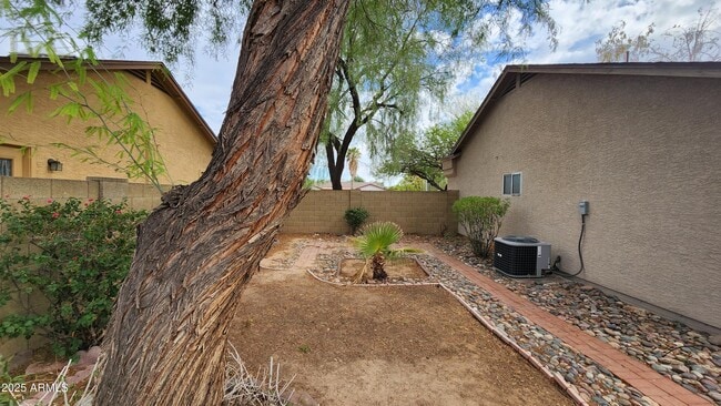 Building Photo - 6126 W Paradise Ln