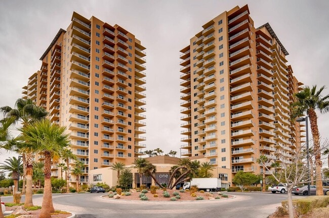 Building Photo - LUXURY RESORT STYLE LIVING @ ONE