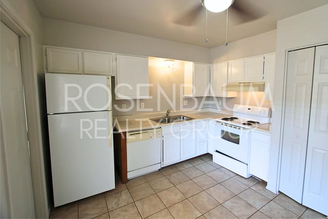 Building Photo - Charming & cozy 2-bedrooms, 1-bath triplex...