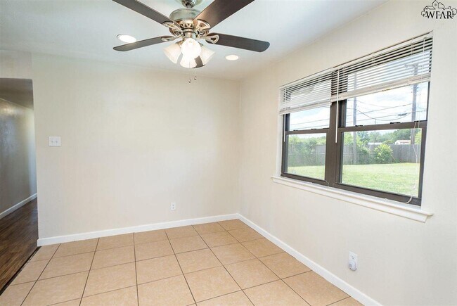 Building Photo - 4004 Hooper Dr