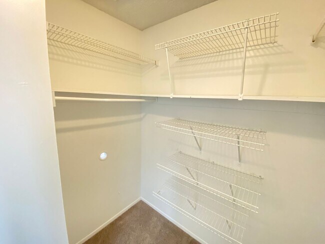 Building Photo - SANDY COVE CONDO - 1BR/1BA WITH BALCONY