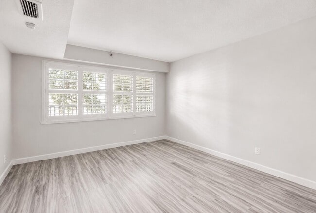 Building Photo - 2900 N Course Dr