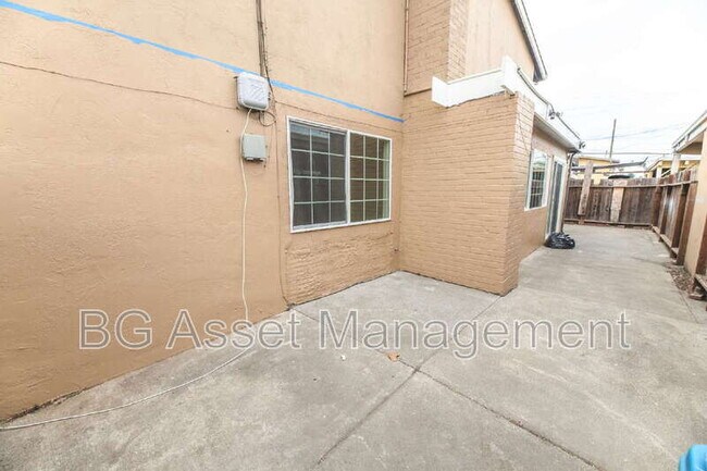 Building Photo - 212 Westwood St