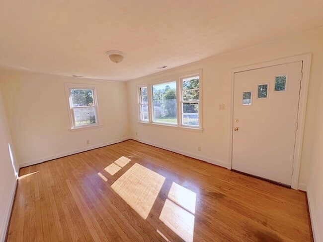 Building Photo - Cottage Rancher on Private Drive