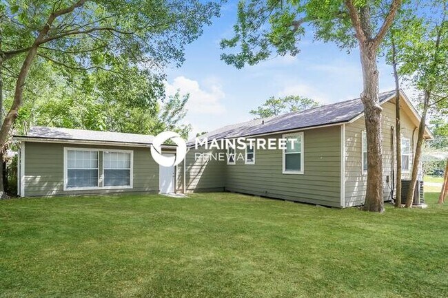 Building Photo - 3 Bedroom Pet-Friendly Home in JACKSONVILLE, FL with Main Street Renewal