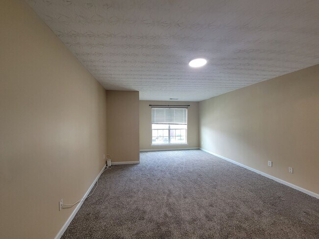 Building Photo - Save Time - Save Money - Beautiful Townhome - New Carpet